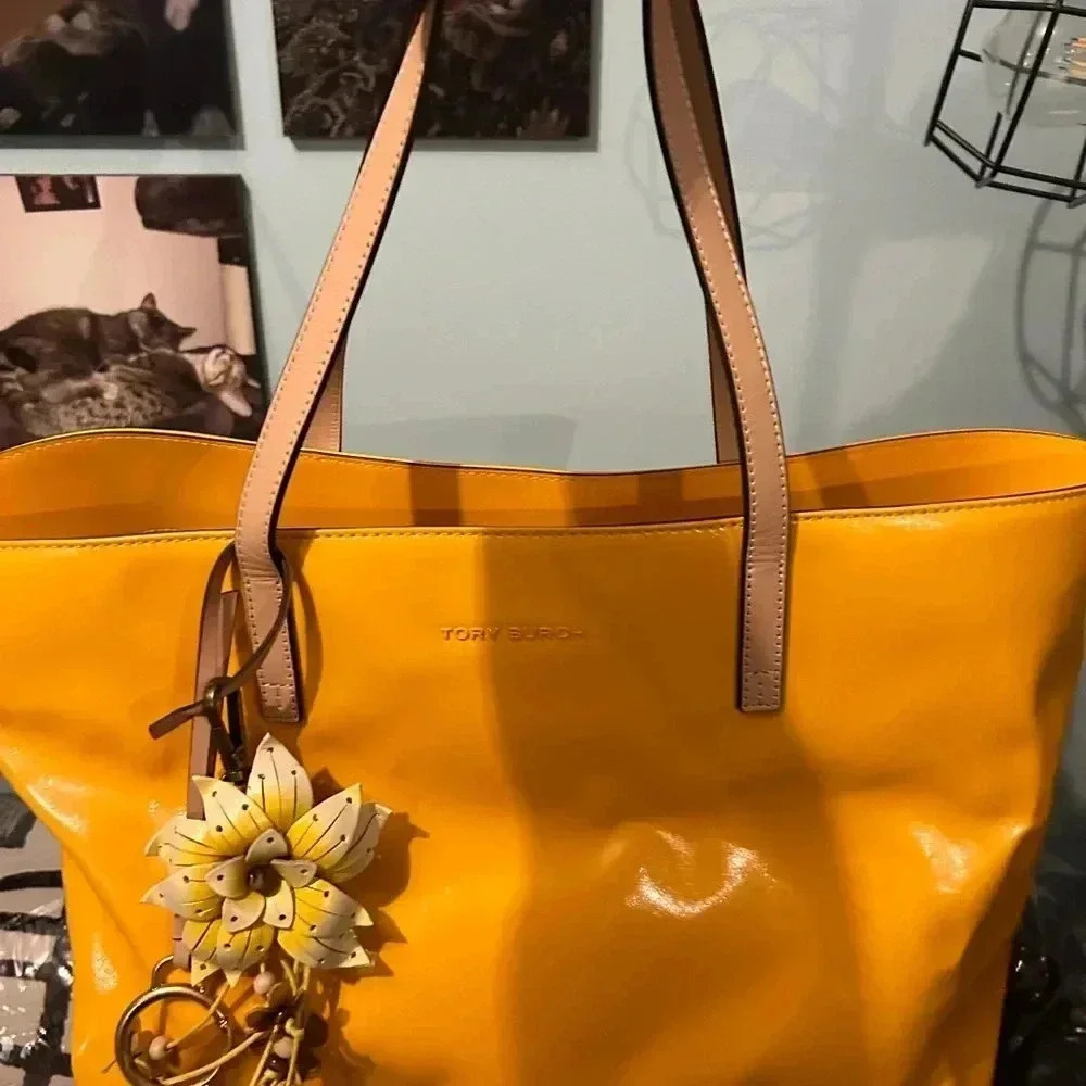 Tory Burch large tote almost new.